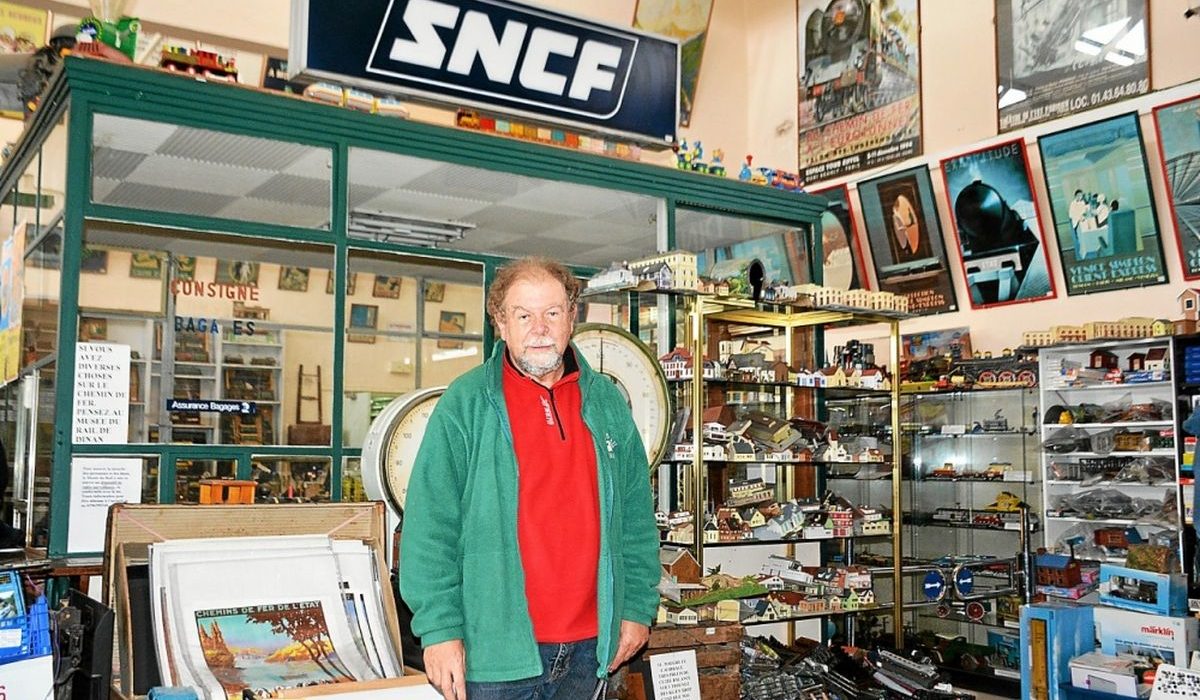 Jacky Hamoniaux présente le nouvel espace, salle des Pas Perdus