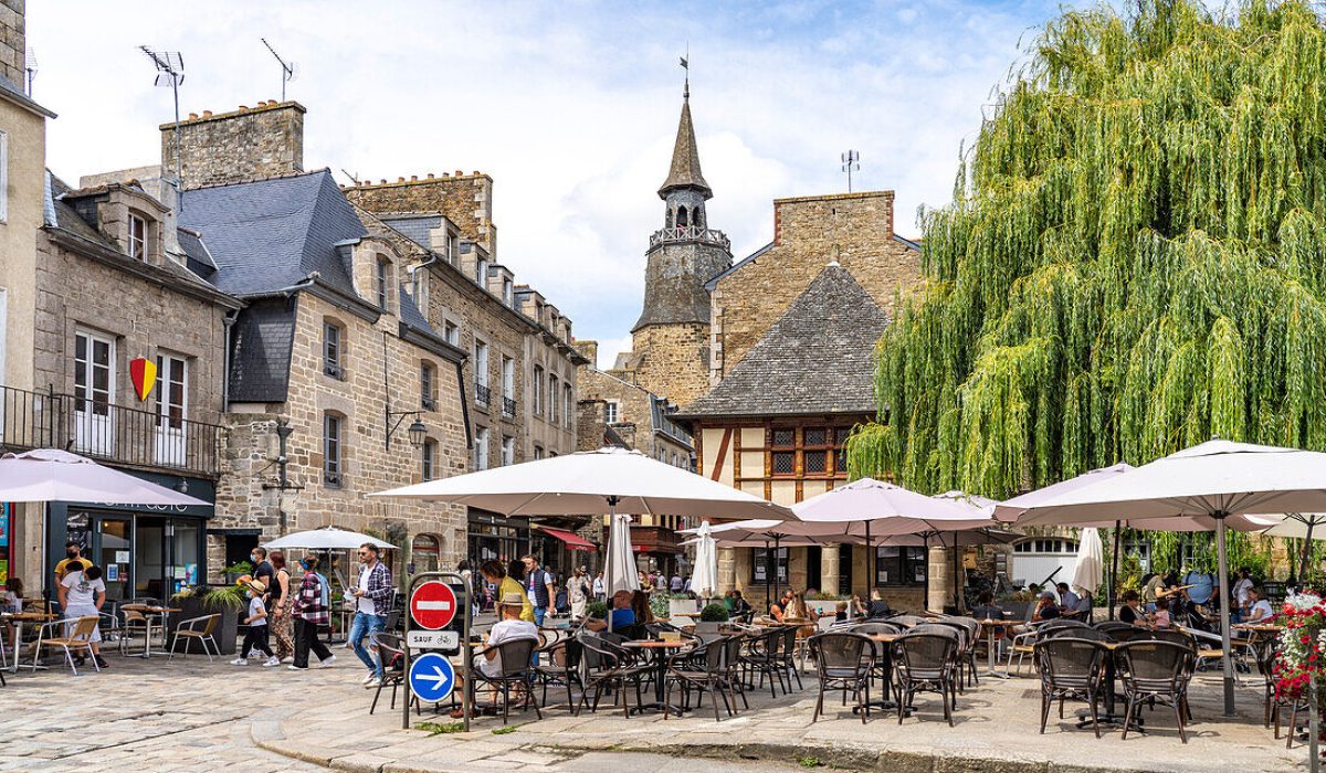 71420705-Restaurant-and-the-Tour-de-l-Horloge-clock-tower-in-the-historic-town-of-Dinan-Brittany-France