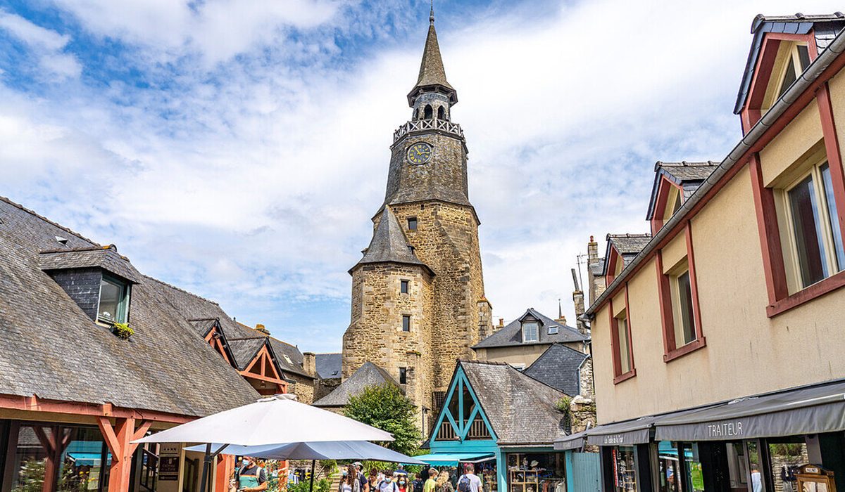 Uhrturm Tour de l'Horloge in der historischen Altstadt von Dinan, Bretagne, Frankreich