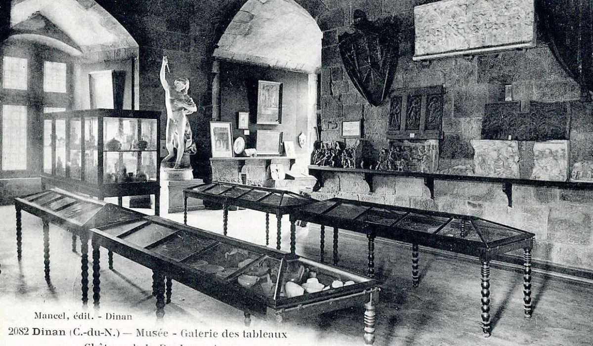 Ancienne-carte-postale-représentant-les-collections-telles-quelles-ont-pu-se-présenter-dans-le-donjon-du-chateau-de-Dinan-©-Musée-de-Dinan-1