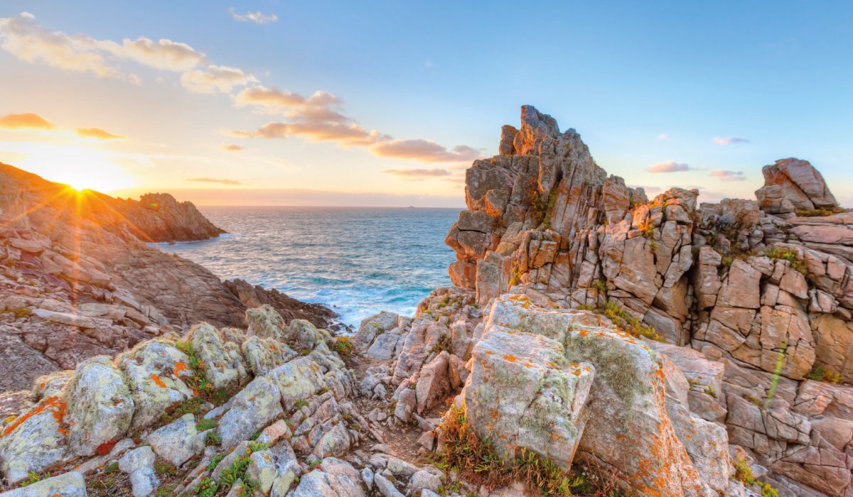 GettyImages-537436247-pointe-du-raz-1800x1000
