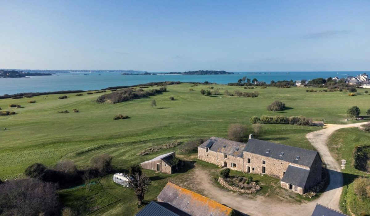 La-Ferme-Du-Golf-Gite-Atypique-Et-Artistique-Lancieudx-Exterior