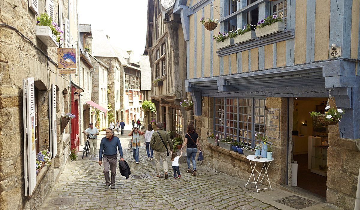 La-rue-du-Jerzual-et-ses-nombreuses-galeries-©Alexandre-Lamoureux