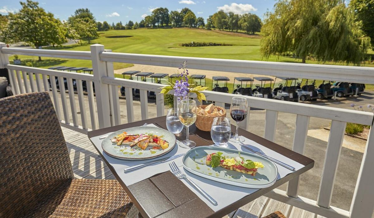 Saint-Malo-Golf-Resort-terrasse-restaurant-vue-sur-parcours-de-golf-
