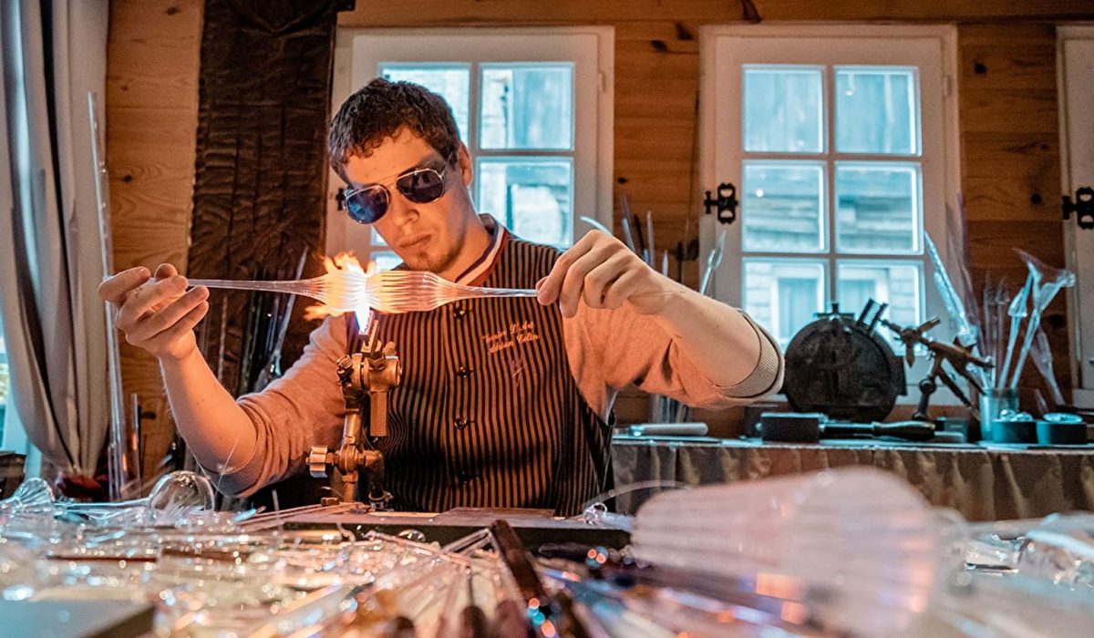 atelier-adrian-colin-souffleur-verre-jerzual-2-dinan-092018-teddyverneui-1600x900