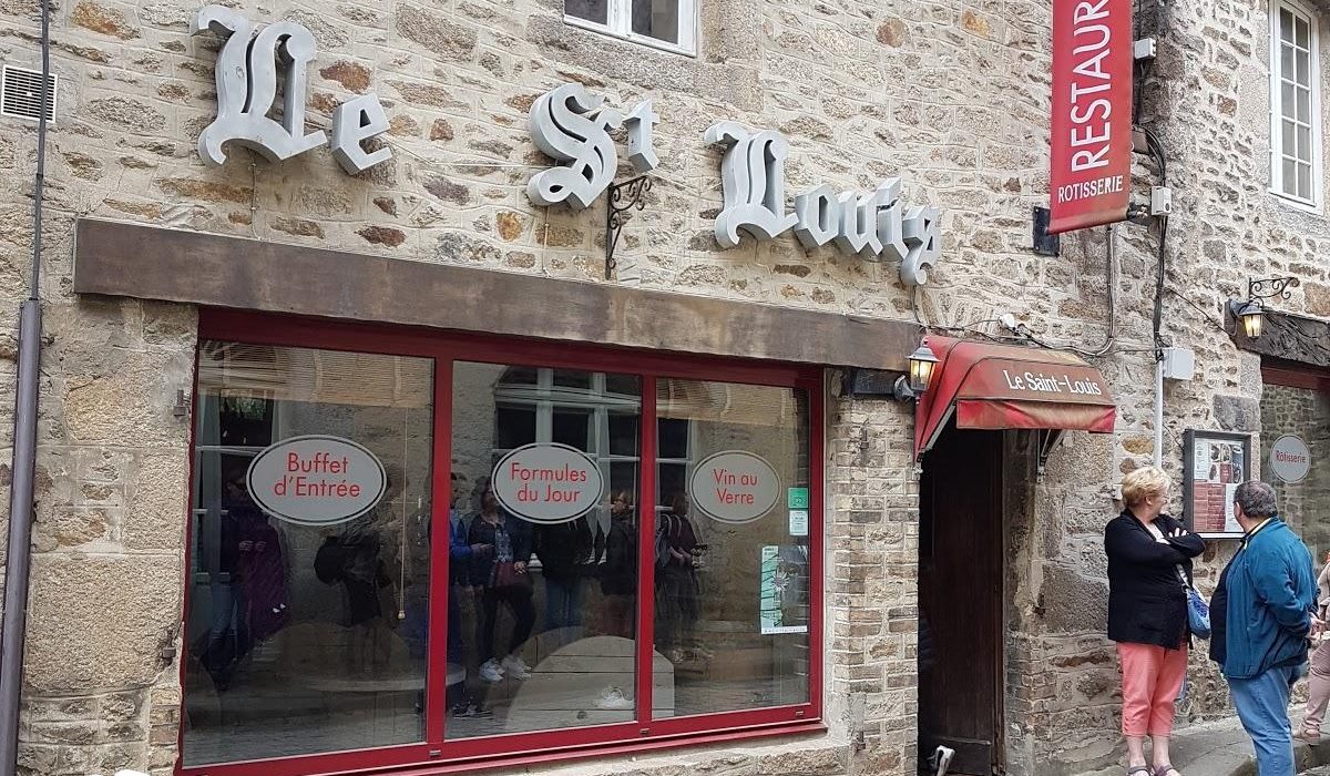 r64e-facade-Le-Saint-Louis-restaurant-en-centre-ville-de-Dinan-repas-de-groupe