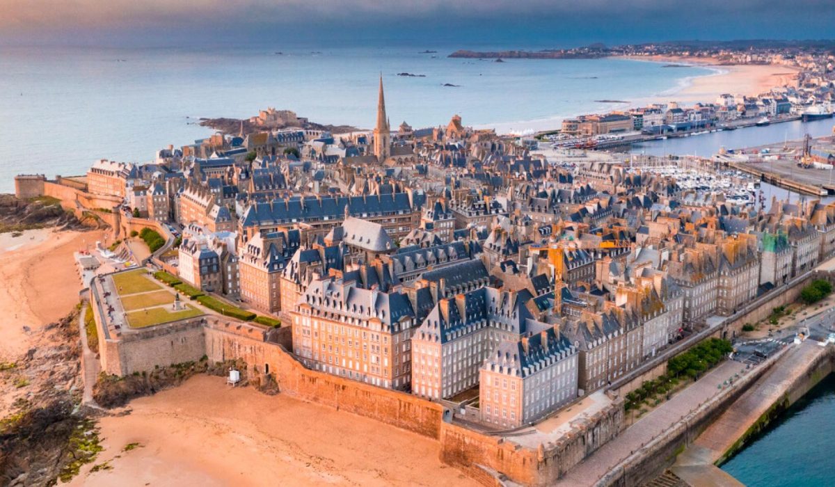 vue-sur-saint-malo-intra-muros-depuis-le-mole-des-noires---saint-malo-loic-lagarde-663-1200px-1920x960-crop-1654250785
