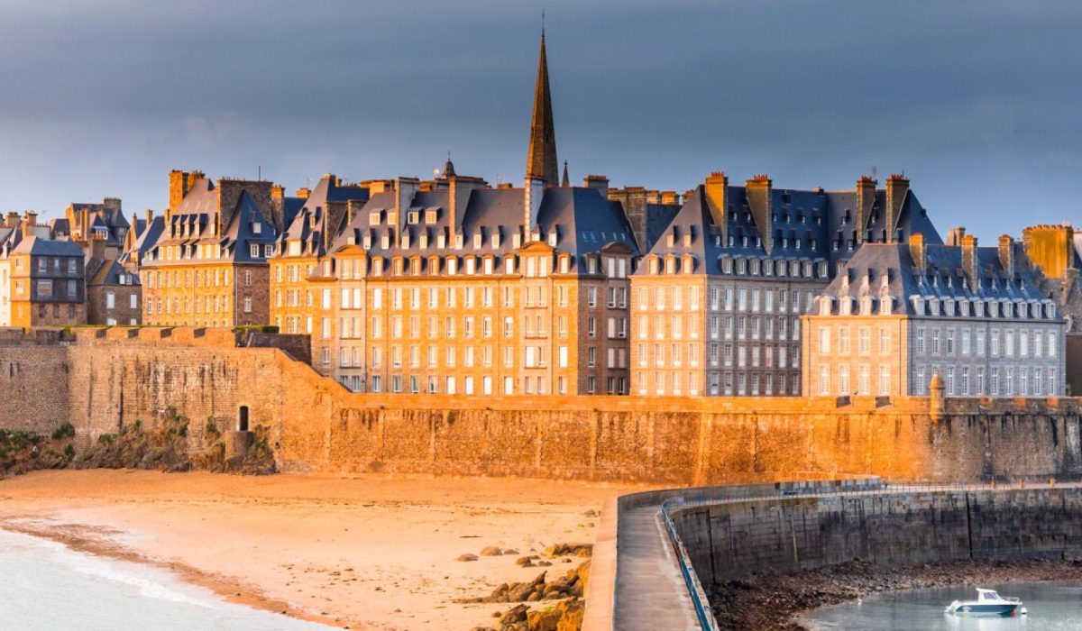 vue-sur-saint-malo-intra-muros-depuis-le-mole-des-noires---saint-malo-loic-lagarde-667-1200px-1920x960-crop-1655713093